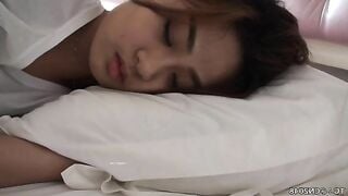 Chị gái đang ngủ, 2 thằng em họ vào quay clip đụ lén bán video
