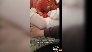 Đang ngủ bị bố dượng vào địt lén 😱