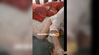 Đang ngủ bị bố dượng vào địt lén 😱