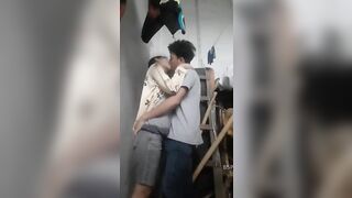 học sinh mới lớn , lôi nhau vào góc nhà, bú mút