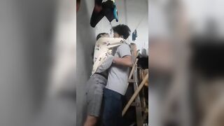 học sinh mới lớn , lôi nhau vào góc nhà, bú mút