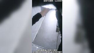 Đặt cam kín quay lén em teen cực xinh mông tròn đi đái trong nhà vệ sinh công cộng