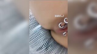 Lồn to lại còn xỏ nhiều khuyên,cho cả bàn tay vào móc như này thì hóa lồn trâu mất