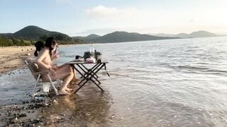Hai em gái xinh khỏa thân cắm trại ngoài biển cho ngư dân nhìn
