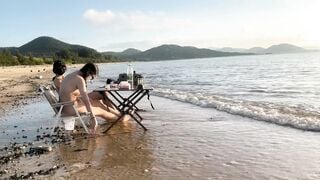 Hai em gái xinh khỏa thân cắm trại ngoài biển cho ngư dân nhìn