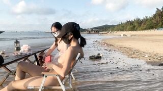 Hai em gái xinh khỏa thân cắm trại ngoài biển cho ngư dân nhìn