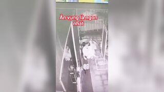 Lén lút ăn vụng ngon nhưng khổ sở của 1 cặp đôi.