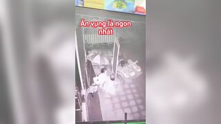 Lén lút ăn vụng ngon nhưng khổ sở của 1 cặp đôi.