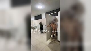 Vãi, Cặp Đôi Djt nhau Trong WC Mở cửa Lút Cán Rên Rỉ Lồn rậm, Vừa Sướng Vừa Nứng sợ