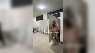 Vãi, Cặp Đôi Djt nhau Trong WC Mở cửa Lút Cán Rên Rỉ Lồn rậm, Vừa Sướng Vừa Nứng sợ
