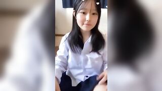 Em gái mặc đồng phục tự quay cảnh vạch áo và vén váy trong phòng