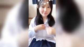 Em gái mặc đồng phục tự quay cảnh vạch áo và vén váy trong phòng