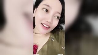 MỚI QUEN MÀ E ĐÃ CỞI VÚ KHOE RỒI