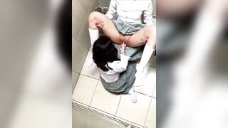 Les: 2 em học sinh bú lồn, móc lồn trong nvs
