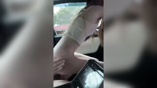 Nhấp em loli ngay trên oto