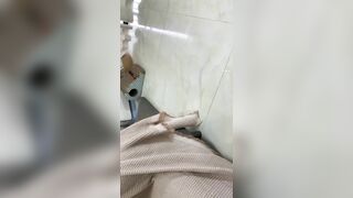 lần đầu của em nên em có vẻ hơi e ngại