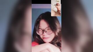 call cùng bạn thân thì lôi cu ra cho nó xem nhìn nó ngại ngùng mà nứng