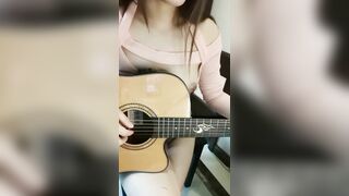 bé sinh viên thanh nhạc đánh đàn hay em khoe vú vậy