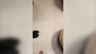 em đang tắm mà sao lại quay em ra kia đi tý em cho địt