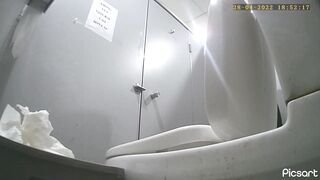 cammara quay lén WC công cộng toàn các em xinh tươi - phần 3