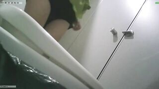 cammara quay lén WC công cộng toàn các em xinh tươi - phần 14