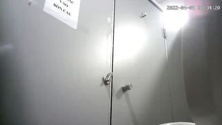 cammara quay lén WC công cộng toàn các em xinh tươi - phần 18