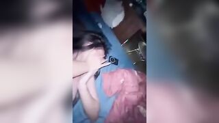 Quay clip địt nhau cùng con bạn, gạ mãi mà nó không chịu lộ mặt