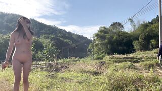 Gái xinh khoả thân đi dạo ngoài trời và gặp bác nông dân may mắn
