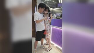 Cô gái ra ngoài với bạn trai nhưng không bận đồ lót