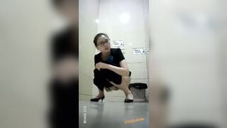 cammara quay lén WC công cộng toàn các em xinh tươi - phần 27