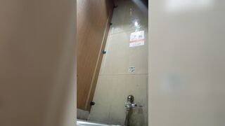 Ông chủ trọ biến thái lén đặt cam quay lén lồn các em sinh viên đi đái toilet tập thể