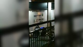 Cặp đôi nứng quá vạch quần ra địt nhau luôn ngoài đường
