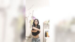 Bé teen kính cận mới lớn... 2k9 mà nứng quá sớm - phần 1