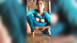 Em vú to ấn độ thủ dâm bằng đèn pin