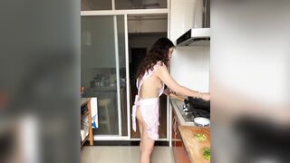 Chị hàng xóm nội trợ cởi truồng nấu ăn khoe hàng