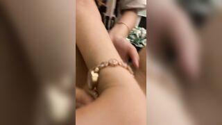 Nhở con gái móc lồn giùm mà nó nhét tận 3 ngón