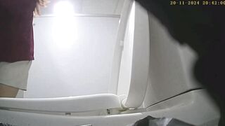 Quay lén wc ở công ty 4