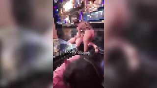 Đi hát karaoke mà gặp mấy e nhân viên nhiệt tình quá,chưa gì đã tụt quần a ra bú r #2