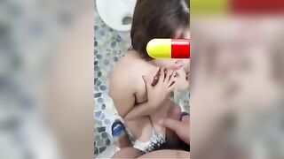 Anh trai đái vào mặt con em họ vì tội cãi lại k nấu cơm
