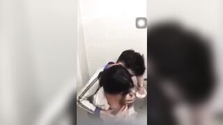 các em học sinh đến trường là trốn vào WC địt nhau như gà