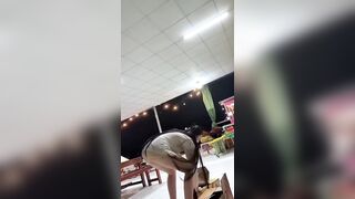 Chị gái bán nước chỉ mặc quần lót nhìn thật khiêu gợi.