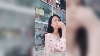 Cô em y sỹ bán thuốc thản nhiên cho trai sờ bóp vú.