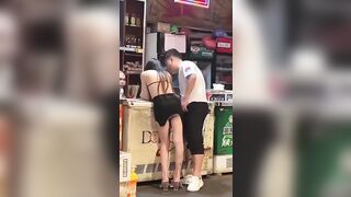 Thấy con bạn thân mua đồ, Lén ra Tốc váy Bóp mông cạ lồn Nứng vcl