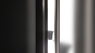 Cô hàng xóm của tôi vén váy lên trước cửa sổ và khoe với tôi chiếc quần lót màu hồng