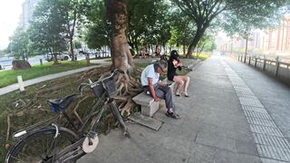 Cô gái thích mặc hở hang khoe lồn cho người lạ