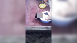 quay lén em sinh viên hàng xóm vào nhà tắm thủ dâm nhìn da trắng ngon vcl