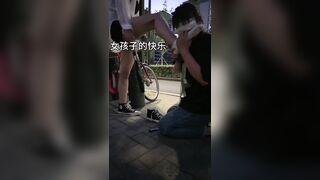 Cô chủ biến thái, Bắt nữ giúp việc Bú Liếm Ngón chân ở nơi công cộng