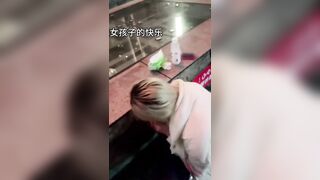 Vãi, Bắt con đĩ Bạn Thân Bú Liếm Ngón chân, Nhiều Người nhìn thủ dâm