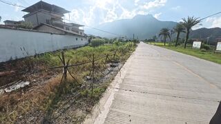 Mặc váy hở lồn đi dạo phố