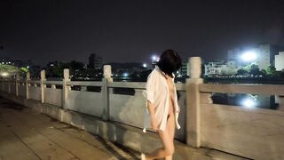 Khoả thân đi dạo đêm ở công viên đông người